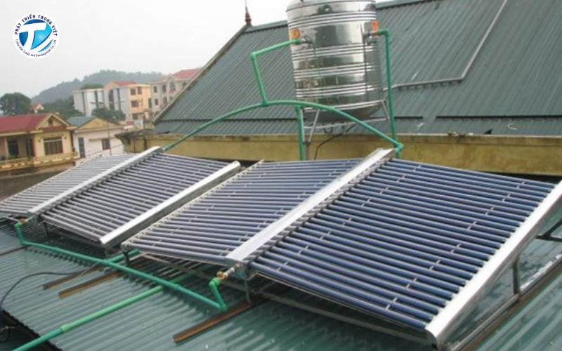 Hệ thống máy nước nóng năng lượng mặt trời trên mái nhà.